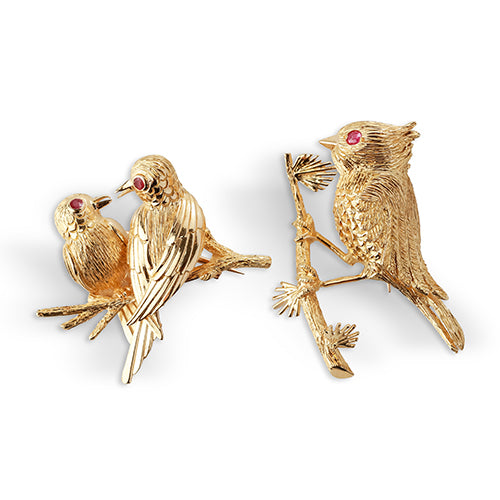 A set of two brooches
